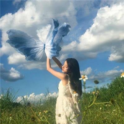 当红小花又出大瓜：深夜出入高档会所，工作室紧急辟谣，前后半年